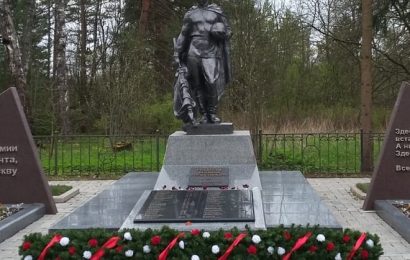 Гирлянда возле памятника