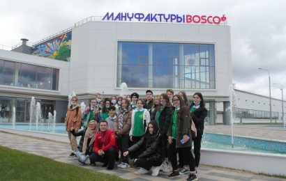 Общее фото на фоне здания мануфакуры