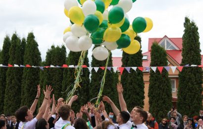 Выпускники запускают воздушные шары