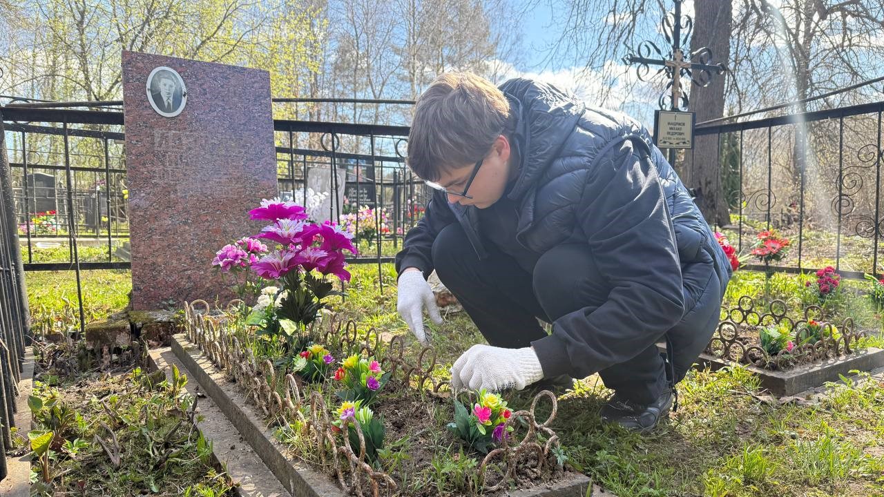 Гимназисты военно-патриотического клуба “Каралловец” продолжают работу в рамках серии акций “Вахты Памяти” 🚩